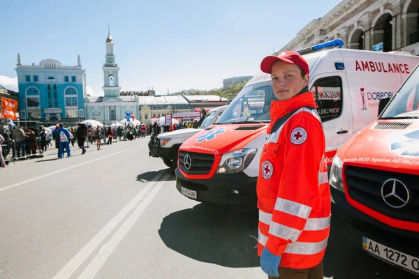 Médico da Cruz Vermelha na Meia Maratona Nova Poshta Kyiv. 09 Abril 2017 Imagem De Stock