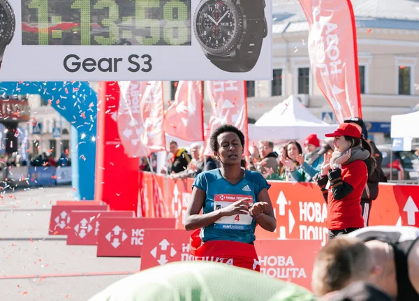 Beyene Belaynesh Tsegaye termina o vencedor de 21 km de distância na Meia Maratona Nova Poshta Kyiv. 09 Abril 2017 Fotografias De Stock Royalty-Free