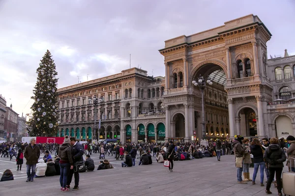 Piazza Duomo di Milano con più persone alla vigilia delle festività natalizie — Foto Stock