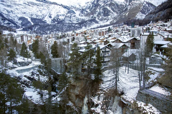 Modernt hotell i den charmiga schweiziska semesterorten Saas-Fee — Stockfoto