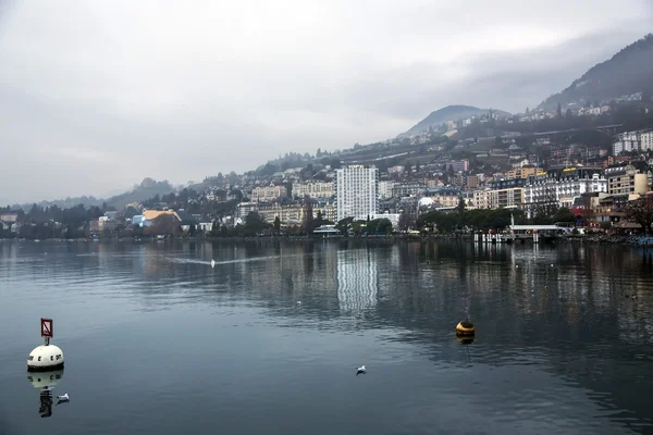 Wspaniały widok przez mglisty poranek nad Montreux — Zdjęcie stockowe