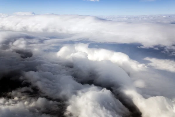 Blå himmel och fluffigt moln på höjd av 5000 m — Stockfoto