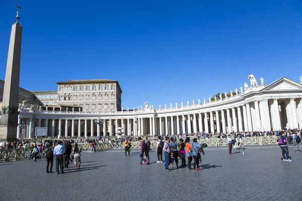 Area before Papal Basilica of Saint Peter in Vatican — Stock Photo, Image
