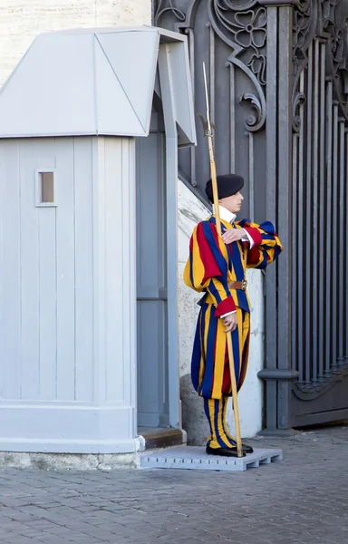 Guard famous Pontifical Swiss Guard in Vatican — Stock Photo, Image