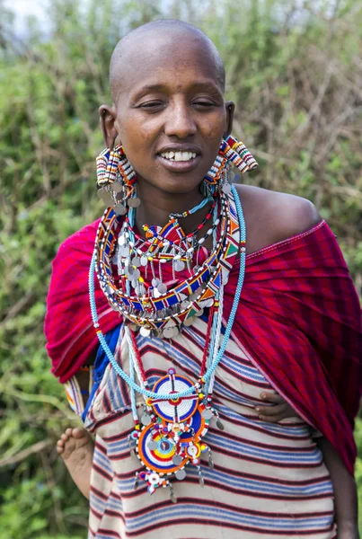 Ritratto di una donna della tribù Maasai Mara — Foto Stock