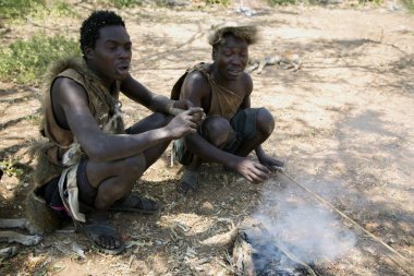 İki Hazabe Bushmen Hadzalar kabilesinin