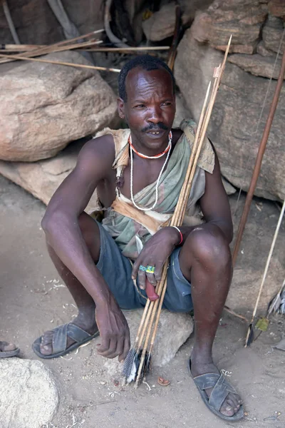 Hazabe Buschmann des hadza Stammes bereitet Pfeile für die Jagd vor — Stockfoto