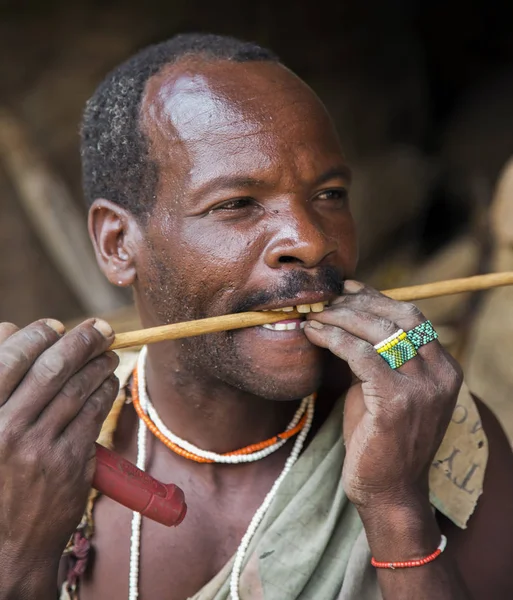 Hazabe Buschmann des hadza Stammes in traditionellem Perlenschmuck — Stockfoto