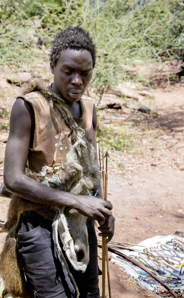 Hazabe Buschmann des hadza Stammes mit Pfeilen in den Händen zur Jagd — Stockfoto