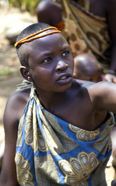 Hadzabe kabilesinin boncuk süslemeli genç kadın portre