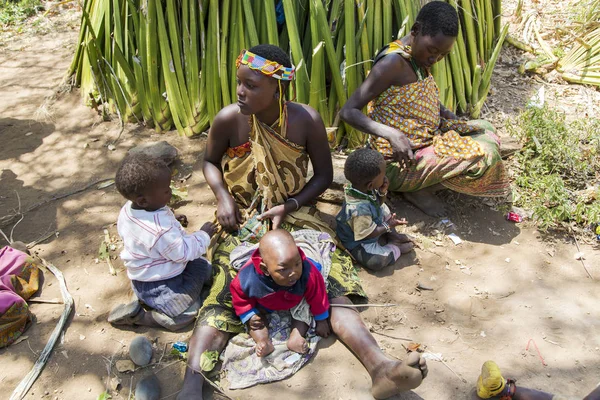 Mujer con niños pequeños de la tribu Hadzabe —  Fotos de Stock