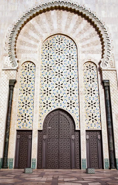 Hermosa puerta arqueada con un portal con tallas de madera fina y mosaicos de azulejos —  Fotos de Stock