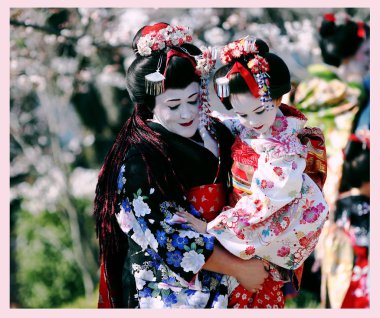 Güzel kimono giyen iki Maiko