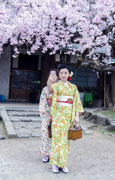 Två Maiko bär vackra kimono göra selfie — Stockfoto