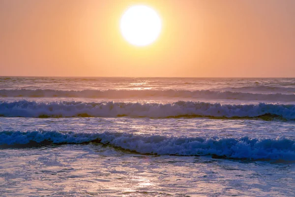 Hermosa puesta de sol en tonos rosados sobre el Océano Atlántico —  Fotos de Stock