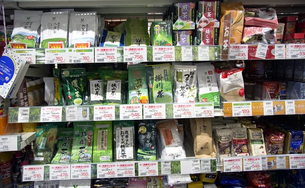Um diferentes tipos de chás japoneses no supermercado gourmet — Fotografia de Stock
