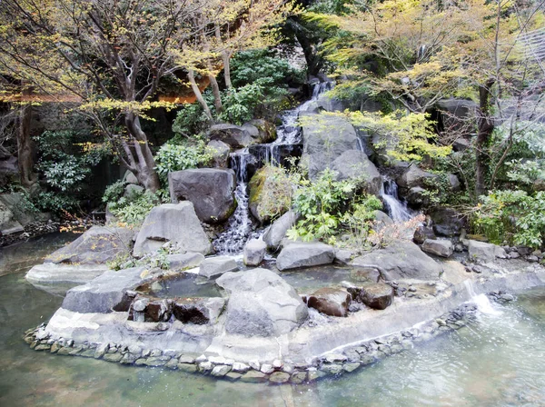 Piccola cascata a gradini nel giardino orientale — Foto Stock