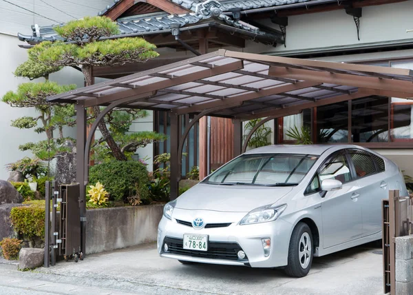 Privé Toyota Prius geparkeerd in de buurt van het huis — Stockfoto