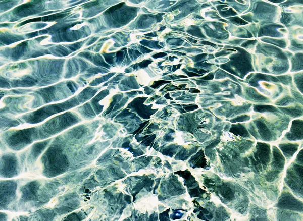 Eau douce dans la piscine avec un soleil éclatant — Photo