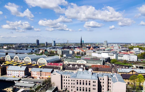 Panorama vista da cidade de Riga, capital da Letónia . — Fotografia de Stock