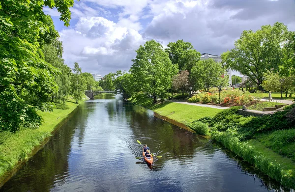 Floden kanal i riga central city park — Stockfoto