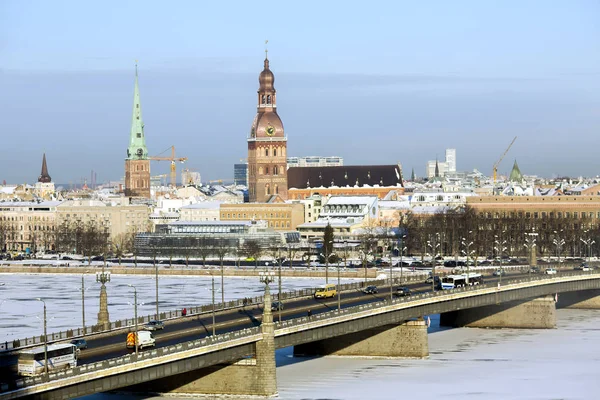Vista panorâmica da ponte de pedra sobre o rio Daugava — Fotografia de Stock