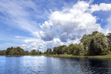 Güzel yaz mavi bulutlu gökyüzü