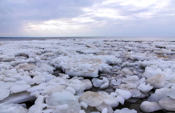 Eisbedeckte Ostseeküste — Stockfoto