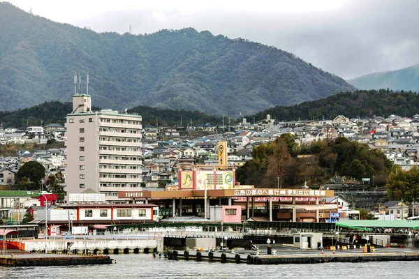 Вид из воды на японский город Хиросима — стоковое фото