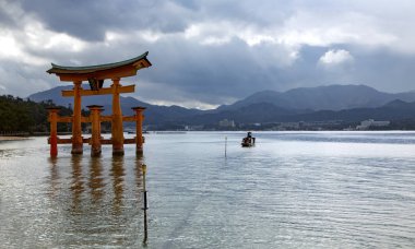 Itsukuşima Torii kayan kapı