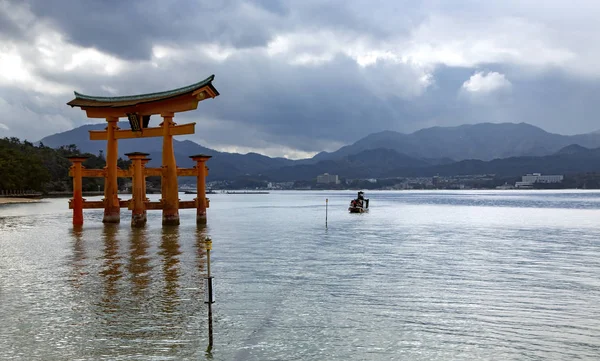 Itsukuşima Torii kayan kapı