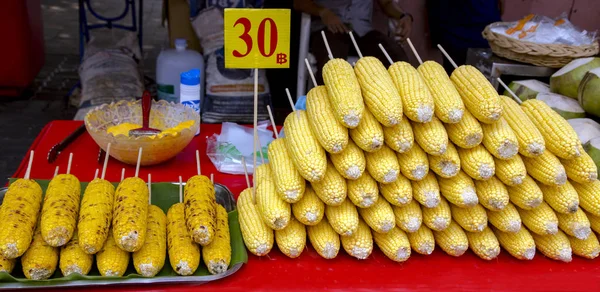 Fräsch och stekt majs med kryddor på trä spett — Stockfoto