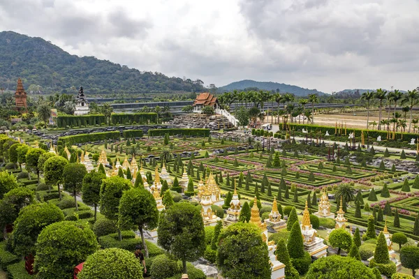 Pintoresca vista del jardín tropical de Nong Nooch — Foto de Stock