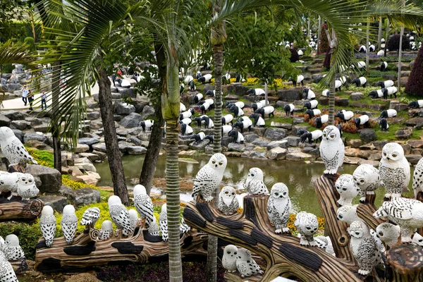 Schilderachtig uitzicht op de tropische tuin Nong Nooch — Stockfoto