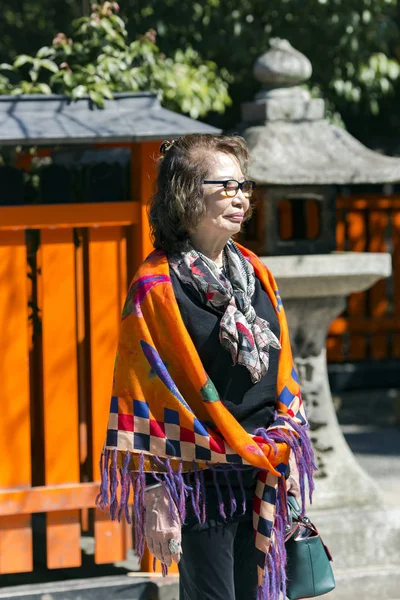 Maturo giapponese donna in luminoso scialle — Foto Stock