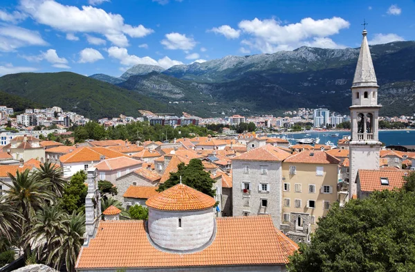 Budva, Karadağ görünümünü Adriyatik kıyısında. — Stok fotoğraf