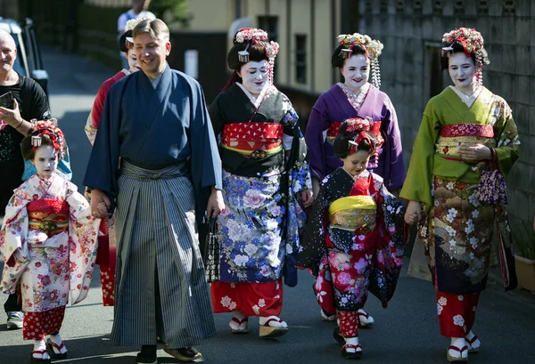 Tourists in national Japanese clothes — Stock Photo, Image