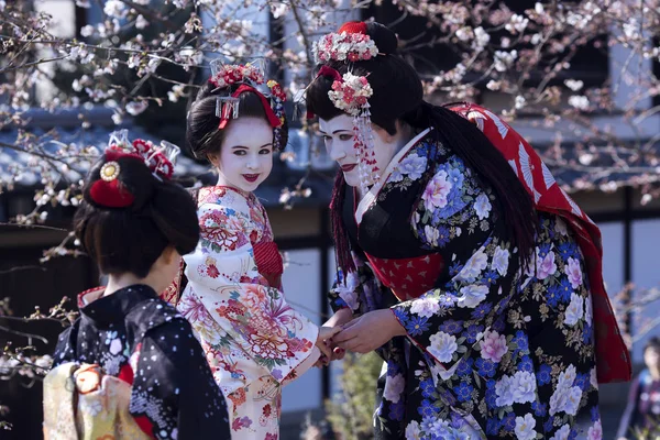 Güzel kadın ve iki çocuk Ulusal Japon elbiseleri