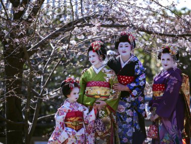 Üç güzel kadın ve harika bir küçük kız giysili Maiko kimono