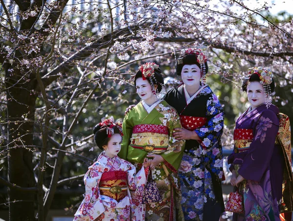 Três mulheres bonitas e uma menina maravilhosa em vestido de quimono Maiko — Fotografia de Stock