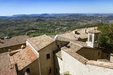 Görünüm birden çok yeşil tepelerin gözlem güverte eski kalenin Cumhuriyeti San Marino, İtalya