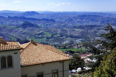 Sunset akşam siste, San Marino Cumhuriyeti, İtalya, birden çok yeşil tepelerin görünümünü