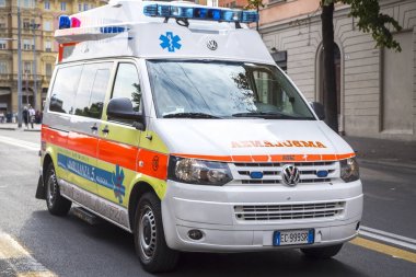 İtalya, Bologna, Ekim, 29, 2014-Bologna şehir caddesinde acil ambulans, Italya