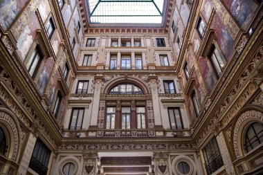 Galeriler Alberto Sordi boyalı duvarları ile güzel mimarisi - Roma, İtalya en eski alışveriş merkezi