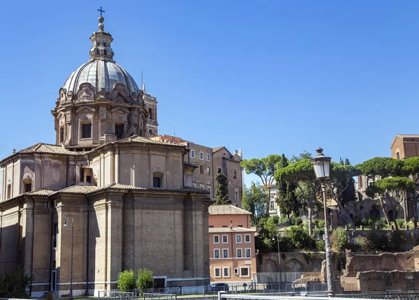 Monumento Nazionale hakkındaki antik Roma kalıntıları Vittorio Emanuele II, birleşik İtalya 'nın ilk kralı Victor Emmanuel' in anısına yapılmış bir anıttır..