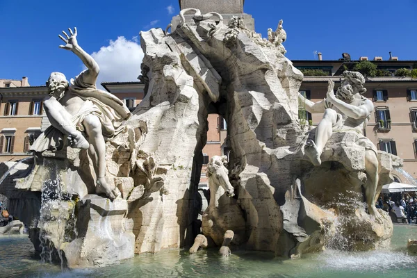 İtalya, Roma, 28 Ekim 2014 - dört Irmak Çeşmesi biri Roma'nın en ünlü çeşmeler. Piazza Navona, Roma, Italy.It 1648-1651 yılında mimar Bernini project tarafından inşa üzerinde yapıldı.. 