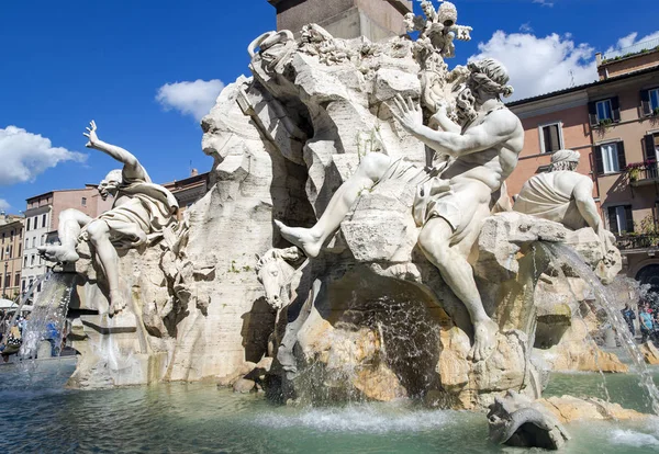 İtalya, Roma, 28 Ekim 2014 - dört Irmak Çeşmesi biri Roma'nın en ünlü çeşmeler. Piazza Navona, Roma, Italy.It 1648-1651 yılında mimar Bernini project tarafından inşa üzerinde yapıldı.. 