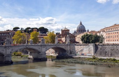 İtalya, Roma, Ekim, 25, 2014-Roma, Italya 'da Tiber nehrinden Vittorio Emanuele II Köprüsü. Dört kanatlı Victoria ve bir köprüye yerleştirilen heykellerin dört grup Italya ve özgürlük dernek sembolize