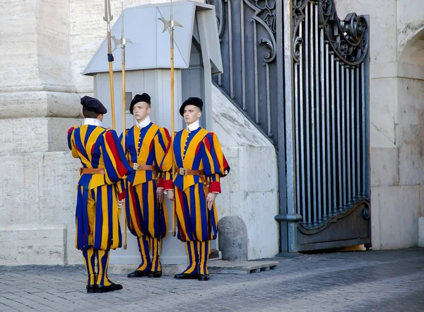 Italy Vatican City October 2014 Guards Famous Pontifical Swiss Guard — Stock Photo, Image
