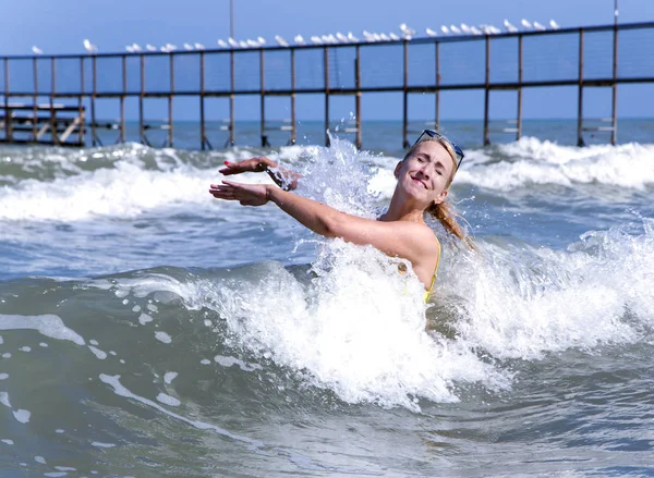 Hezká Blondýnka Teplých Vodách Středozemního Moře Rimini Itálie — Stock fotografie